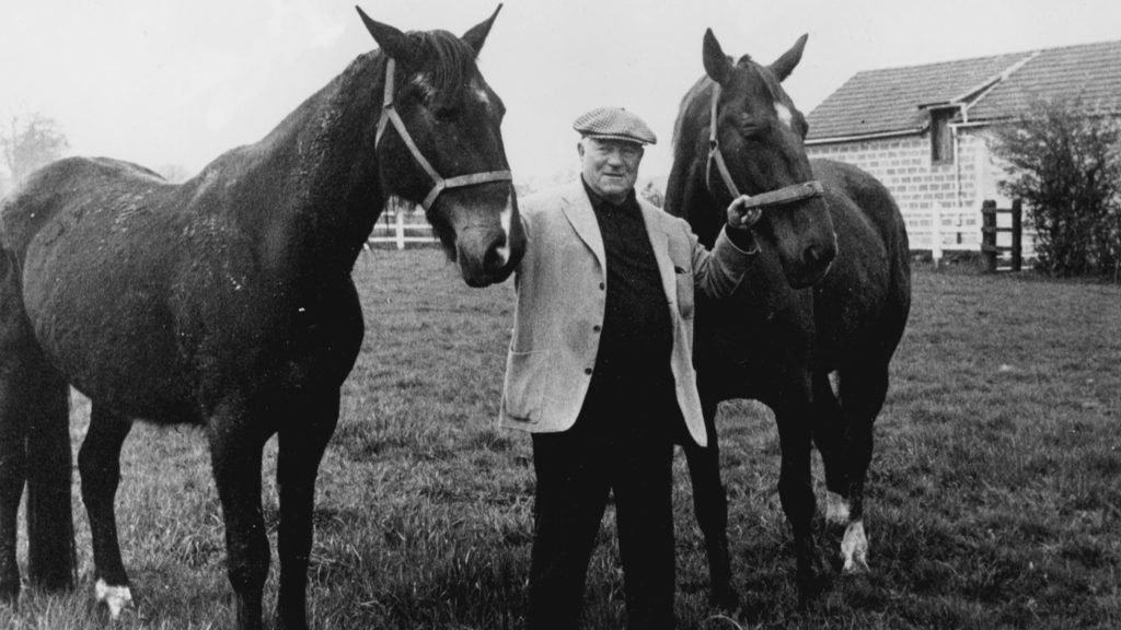 Jean Gabin avec ses chevaux dans sa ferme de l'Orne