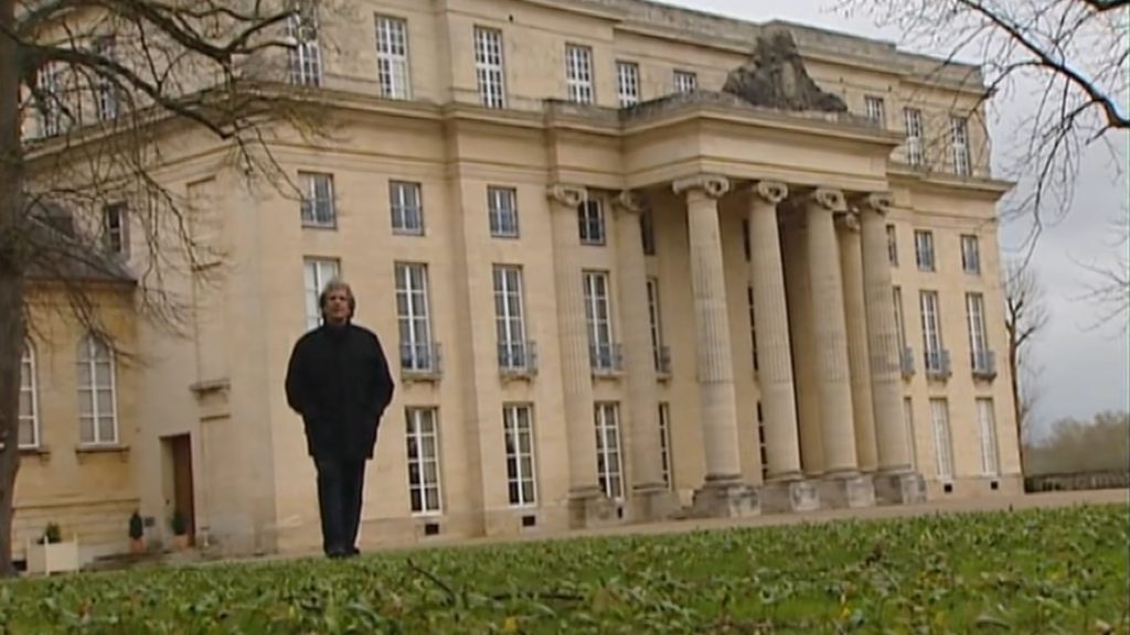 Gérard Lenorman, né à la maternité, devant le château de Bénouville