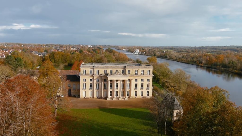 vue en drone du château de Bénouville